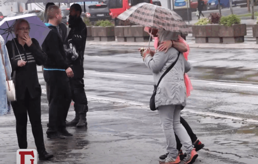 Protest ispred skupštine poslanika Srđana Noga nastavljen uprkos kiši i hladnom vremenu (VIDEO)